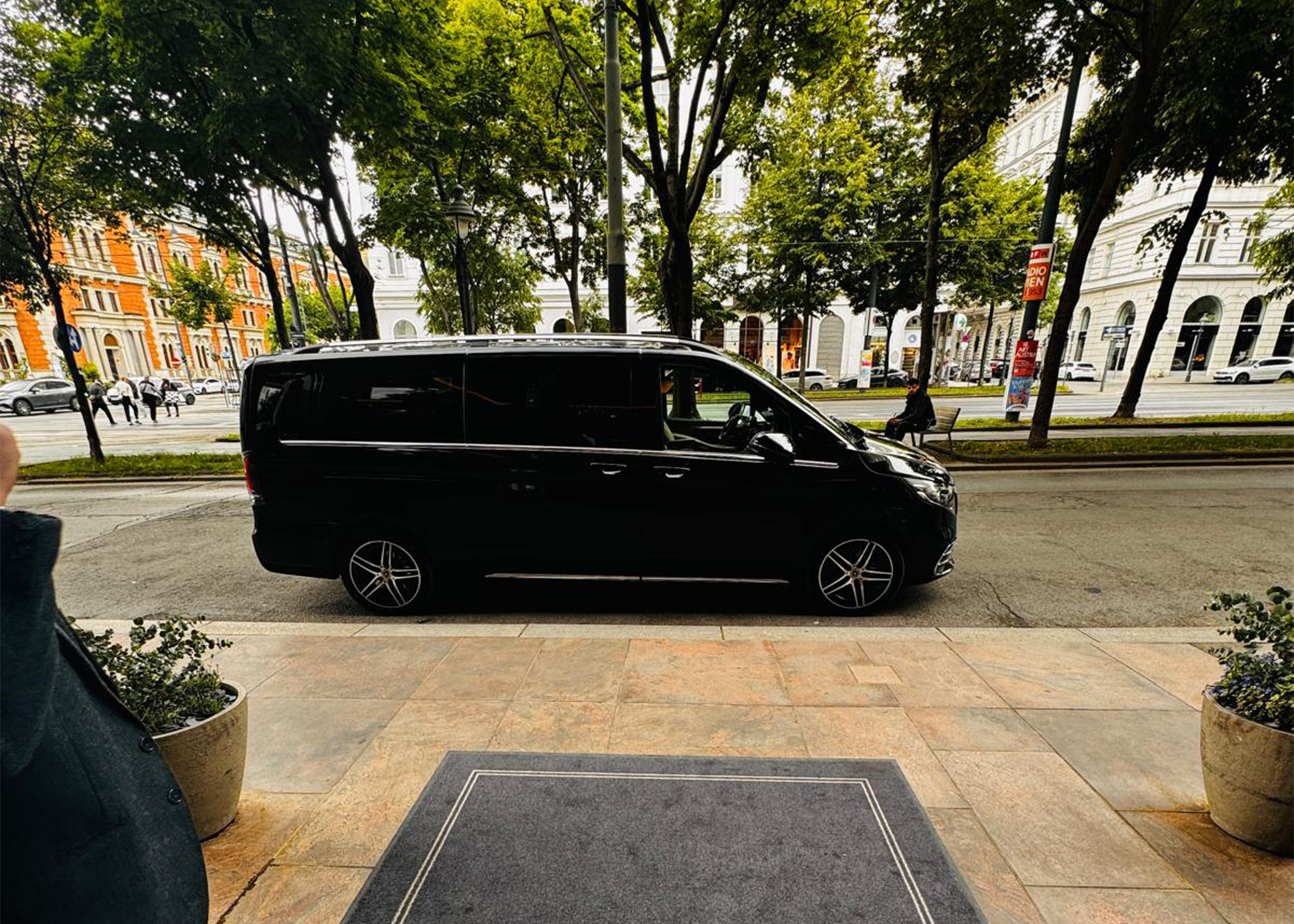 Mercedes V Klasse MPV spacious premium comfort 7 seater van front view